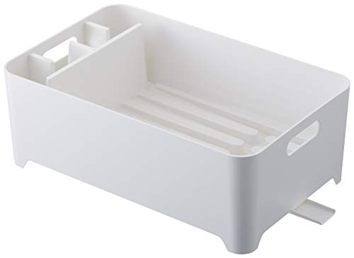 Escurreplatos compacto, diseño simple y limpio de Yamazaki, en plástico blanco, con percolador para el agua de enjuague, asas laterales y compartimento para los cubiertos.
