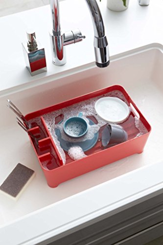 escurridor de platos compacto, diseño simple y limpio de Yamazaki, en plástico rojo, con percolador para el agua de enjuague, asas laterales y compartimento para los cubiertos